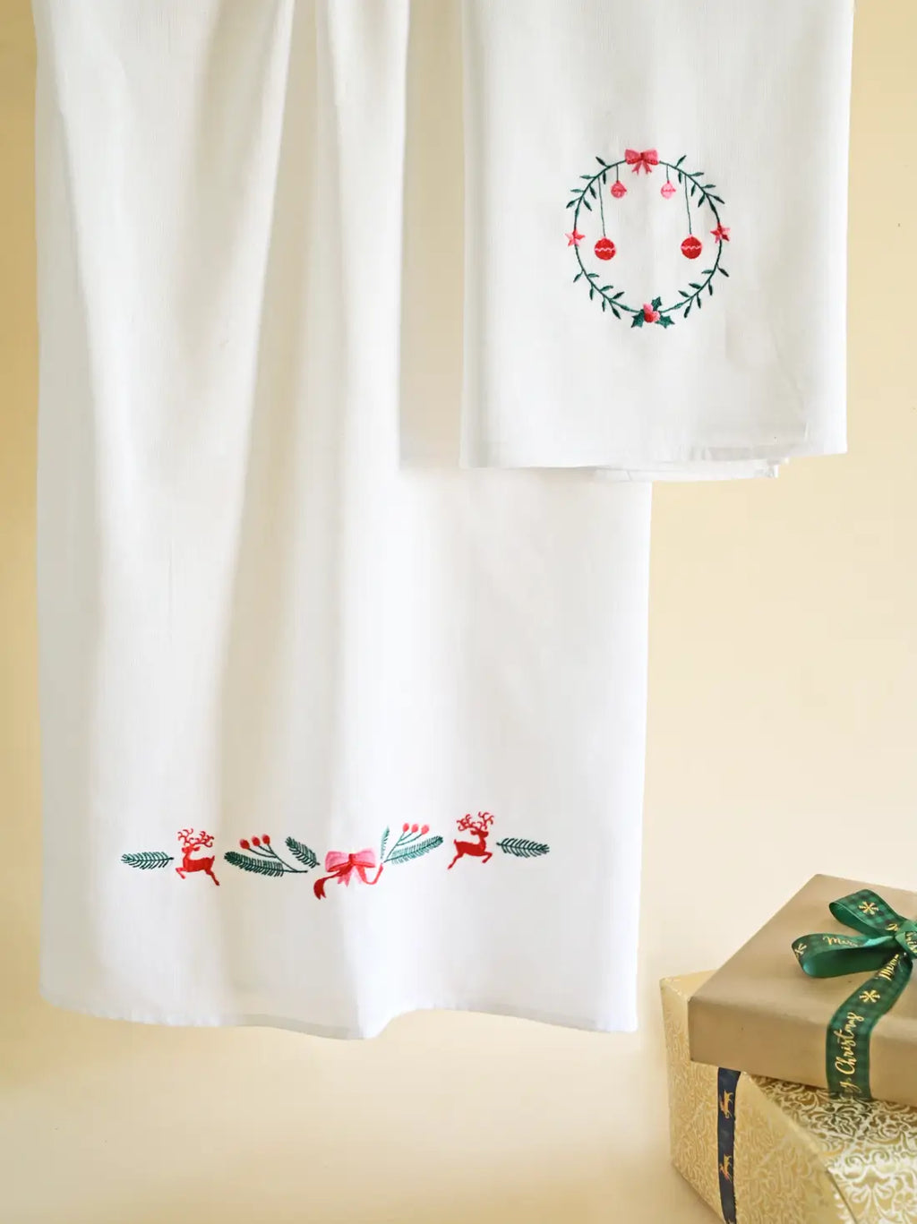 Christmas Holly Kerala Bath Towel with Gift Bag – Set of 2 – Thorthu
