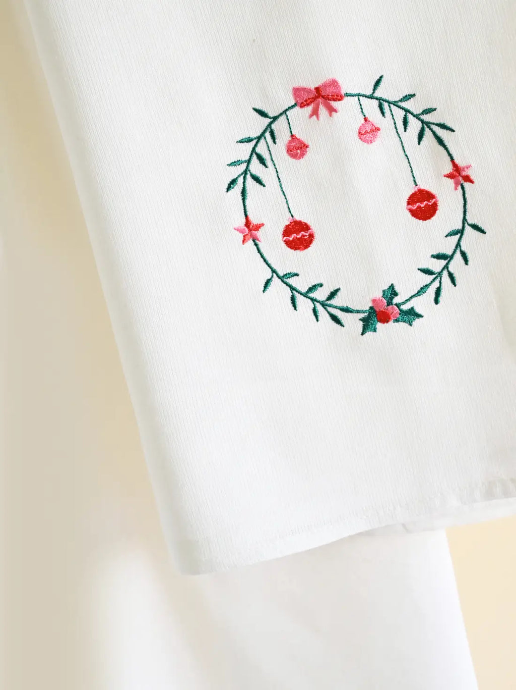 Christmas Holly Kerala Bath Towel with Gift Bag – Set of 2 – Thorthu – alternate view