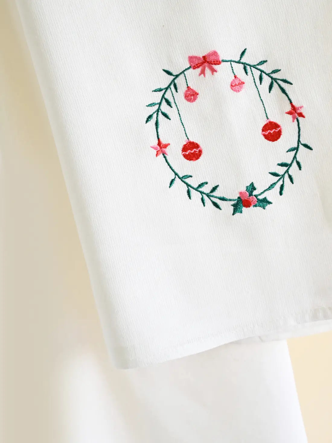 Christmas Holly Kerala Bath Towel with Gift Bag – Set of 2 – Thorthu – alternate view