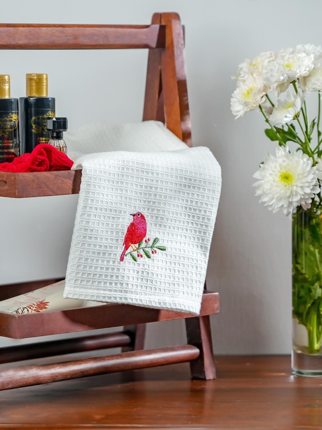 Red Robin Waffle Towel Gifting Set – Bath & Hand Towel – alternate view