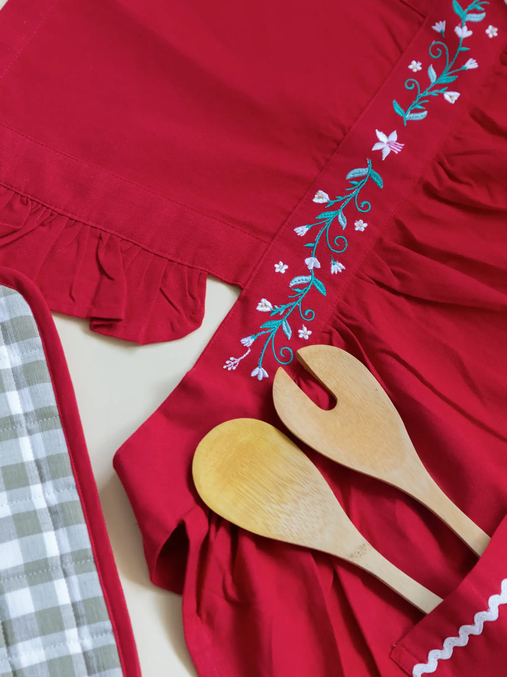 Holiday Hostess Red Apron & Potholder Set – alternate view