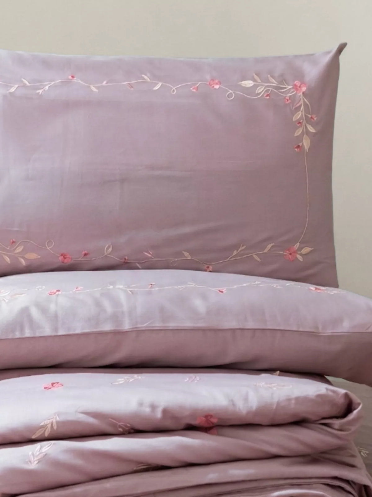 Mauve Gardenia Embroidered Duvet Cover Set in 400TC -240 x 220 cm