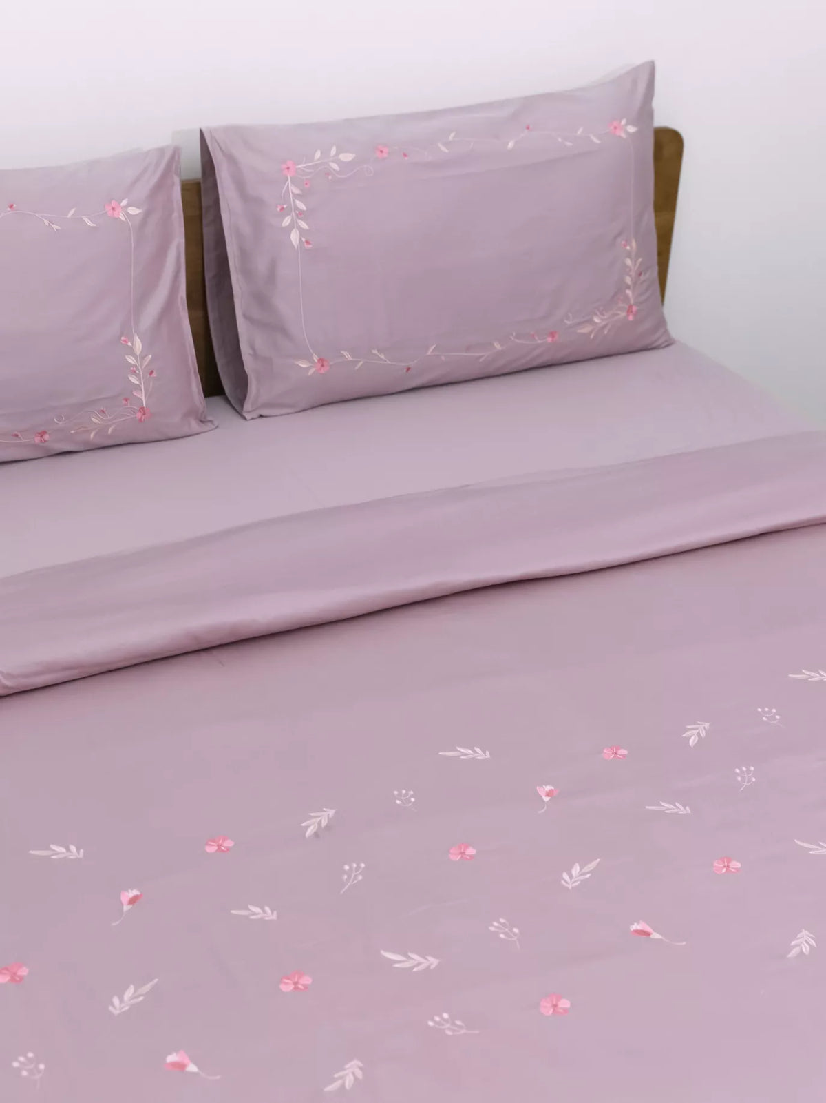 Mauve Gardenia Embroidered Duvet Cover Set in 400TC -240 x 220 cm – alternate view