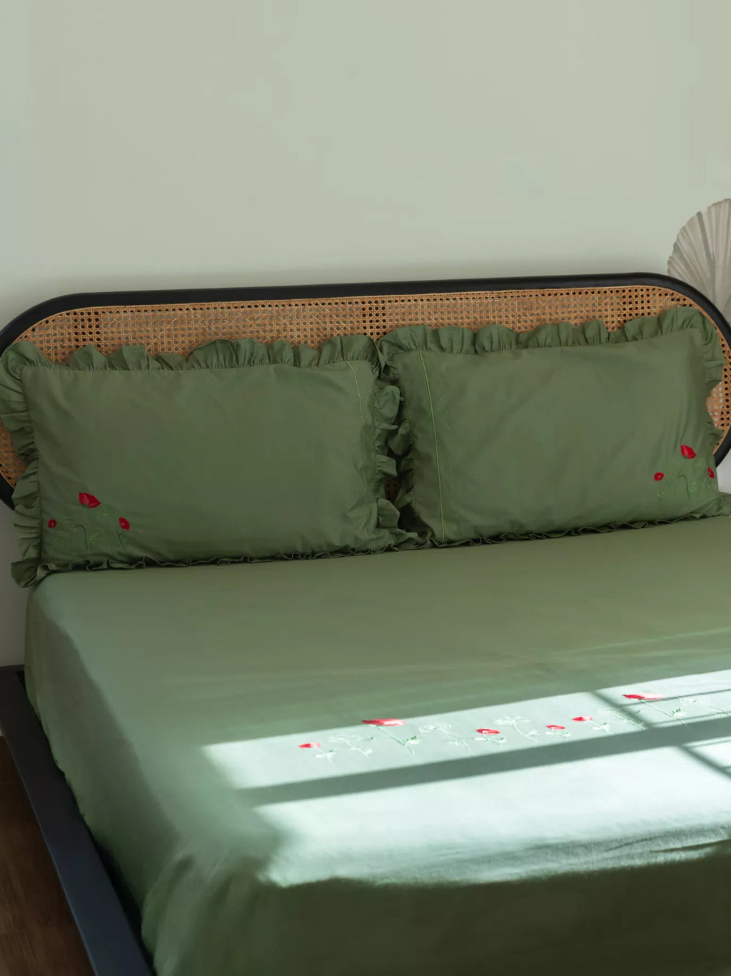 Poppy Fields Green Embroidered Bedlinen Set in 400TC – alternate view