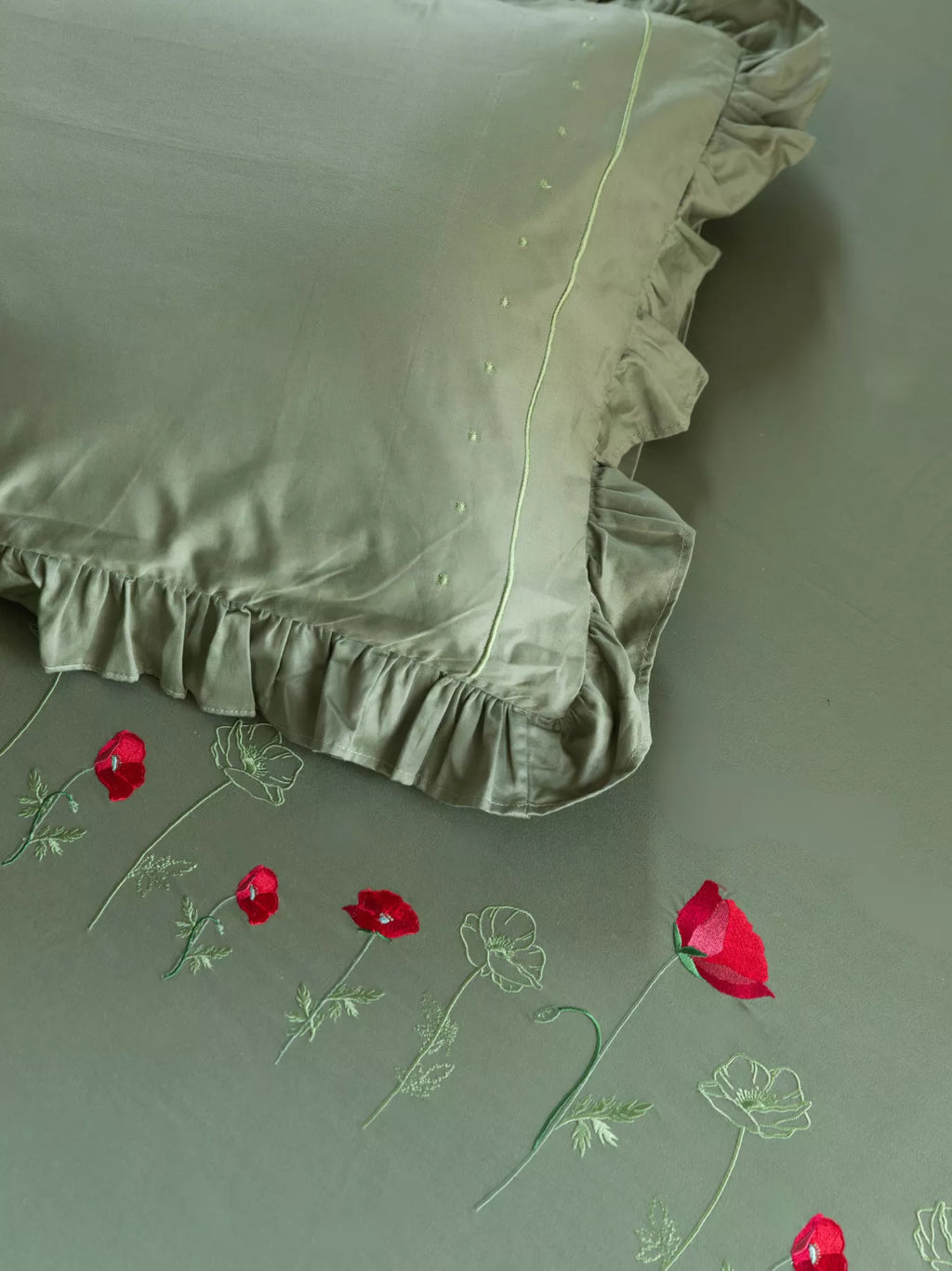 Poppy Fields Green Embroidered Bedlinen Set in 400TC – alternate view