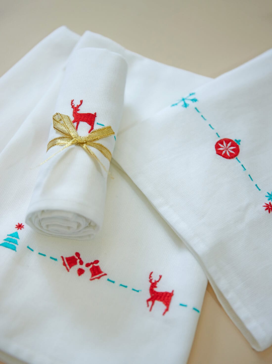 Bells and Baubles Festive Kerala Bath Towels with Gift Bag – Set of 2 – Thorth